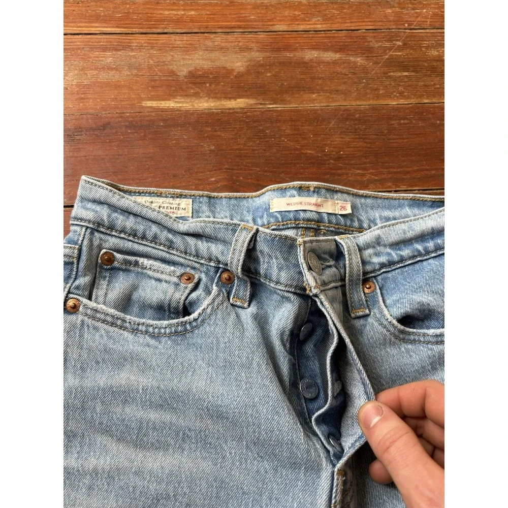 Levi's Jeans Women's‎ 26 Blue Wedgie Straight Light Denim Premium Button